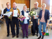 Ehrenurkunden, Blumen und viel Anerkennung für insgesamt 145 Jahre Mitgliedschaft im CVJM Pivitsheide: (v. l.) Stephan Kästner (2. Vorsitzender), Werner Klarholz, Heike Wilberg, Peter Albrink und Maike Schilling (1. Vorsitzende) 
