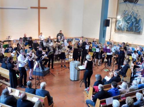 70 Bläser lassen die Kirche schwingen - Eiskönigin dirigiert den CVJM Posaunenchor Pivitsheide!