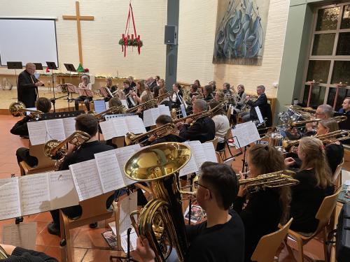 Blechbläser stimmen auf Weihnachten ein - CVJM-Posaunenchor Pivitsheide begeistert vor vollem Haus!