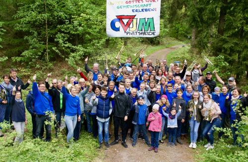 Wasser und Musik für 7000 Läufer - CVJM Pivitsheide mit Wasserstand beim Hermannslauf