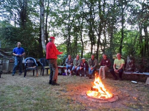 CVJMer sangen am Lagerfeuer bei „Lumpi“ 